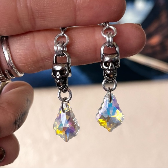 Stainless steel skull dangly earrings with iridescent yellow blue drop crystal - Picture 3 of 8